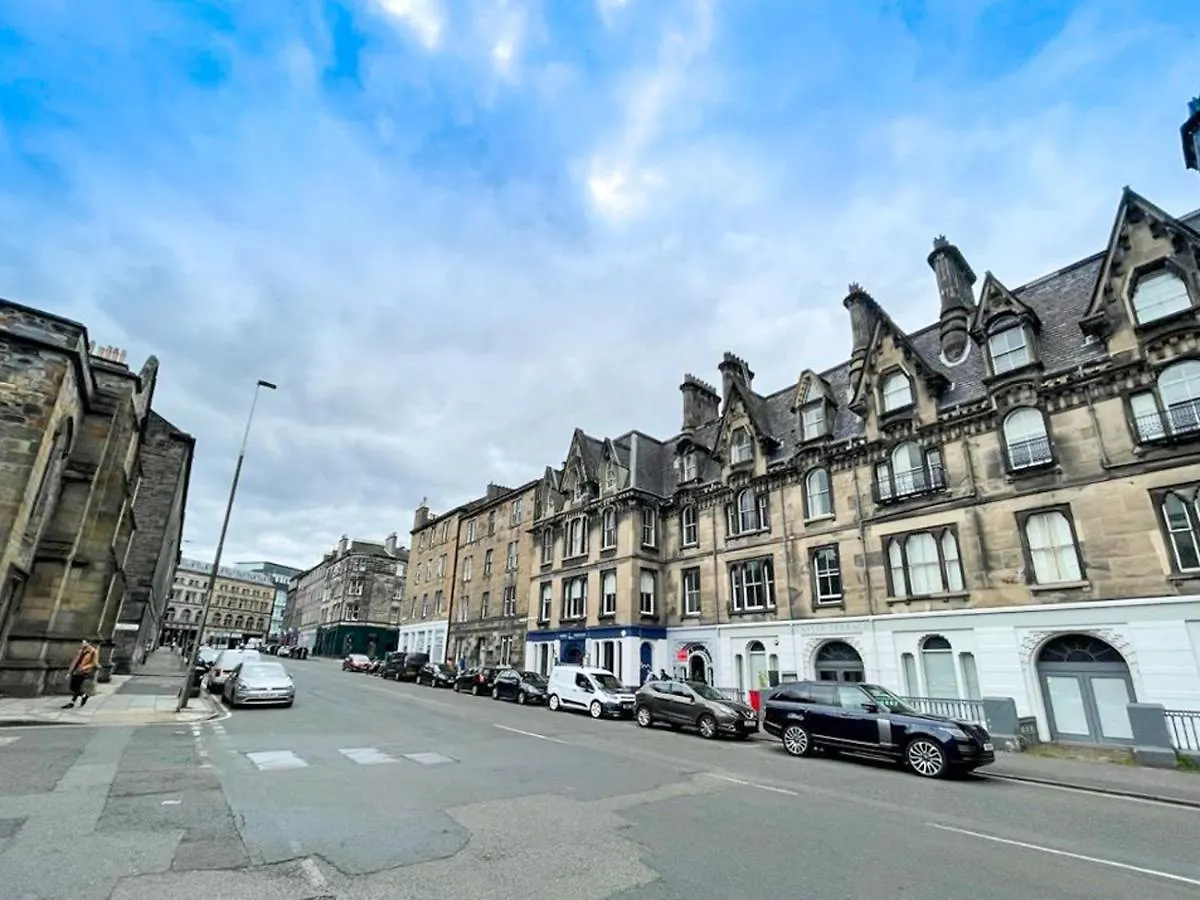Open Plan 2 Bed Apt, Near Edinburgh Castle 0*,