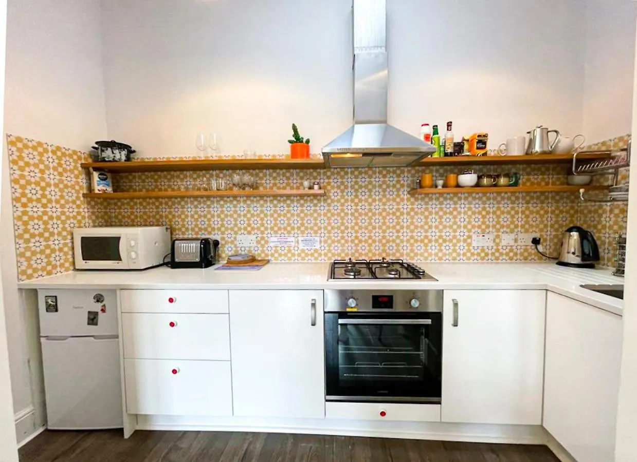 Open Plan 2 Bed Apt, Near Edinburgh Castle Apartment