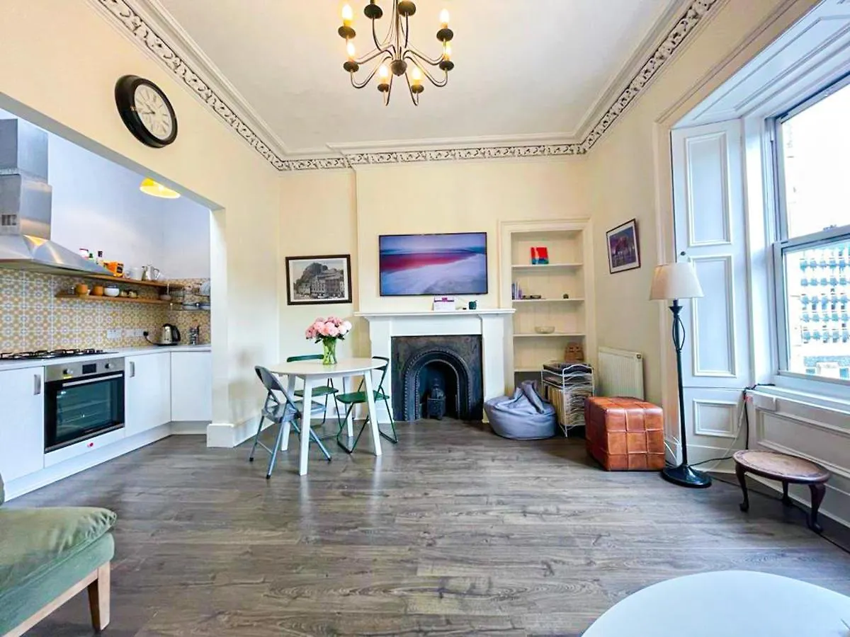 Open Plan 2 Bed Apt, Near Edinburgh Castle contacts
